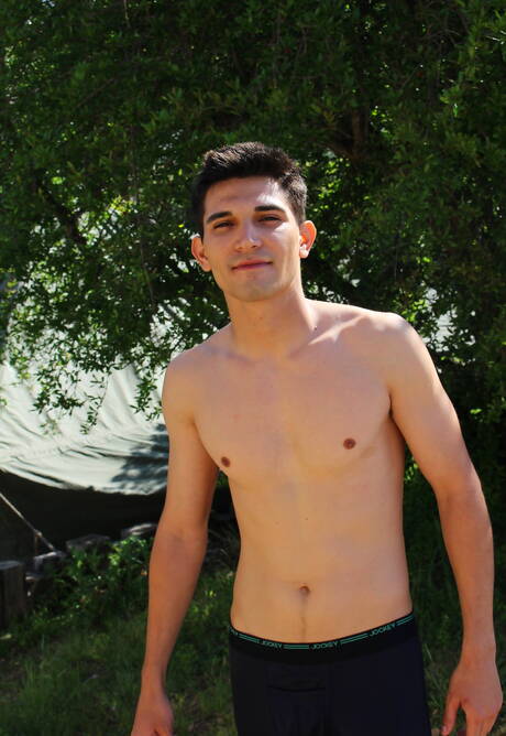 Johnny Stacks, le costaud, pose nu à l