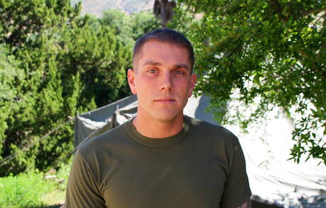 ストロングマンのマイク・オブリアンが屋外で自慰行為をしている