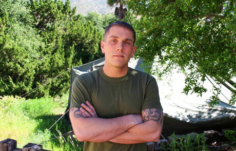 ストロングマンのマイク・オブリアンが屋外で自慰行為をしている