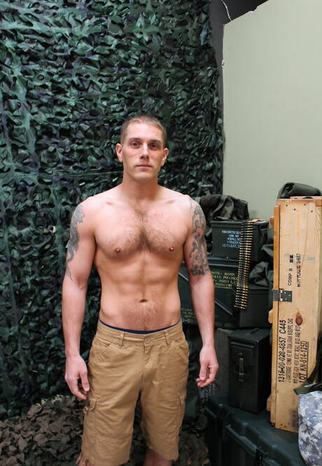 ストロングマンのマイク・オブリアンが屋外で自慰行為をしている