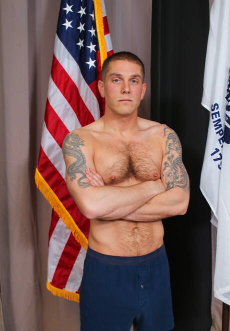 ストロングマンのマイク・オブリアンが屋外で自慰行為をしている