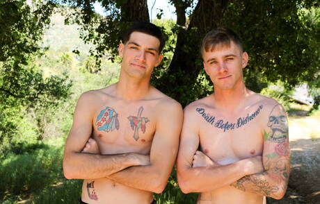 Gorące Amerykanki, gorący młodzieniec Ryan Jordan i owłosiony ogier Leeroy Jones uprawiają gorący seks na zewnątrz