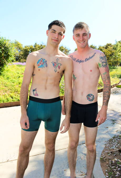 Gorące Amerykanki, gorący młodzieniec Ryan Jordan i owłosiony ogier Leeroy Jones uprawiają gorący seks na zewnątrz