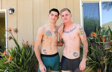 Gorące Amerykanki, gorący młodzieniec Ryan Jordan i owłosiony ogier Leeroy Jones uprawiają gorący seks na zewnątrz