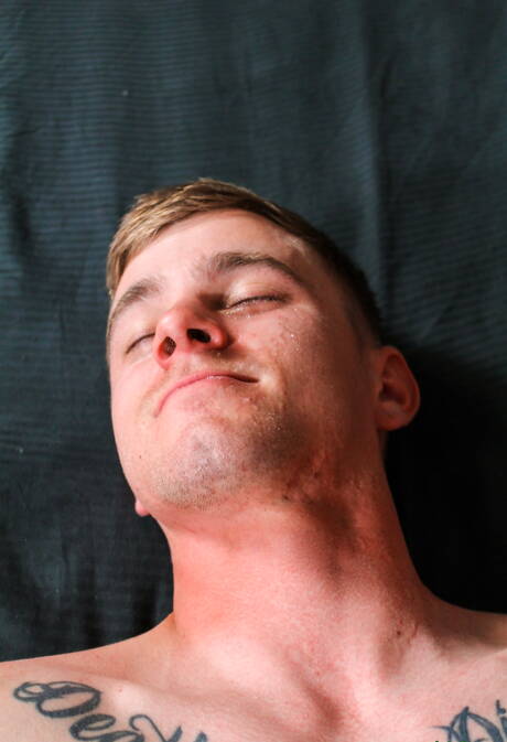 Gorące Amerykanki, gorący młodzieniec Ryan Jordan i owłosiony ogier Leeroy Jones uprawiają gorący seks na zewnątrz