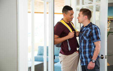 Dwóch amerykańskich facetów, siłacz Elye Black i młody chłopak Zion Nicholas uprawiają seks analny