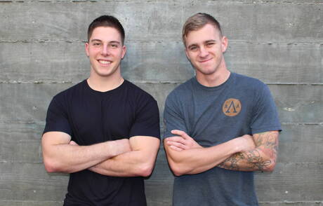 Der amerikanische Pornostar Ryan Jordan und der junge Micky Mackenzie haben draußen Analsex