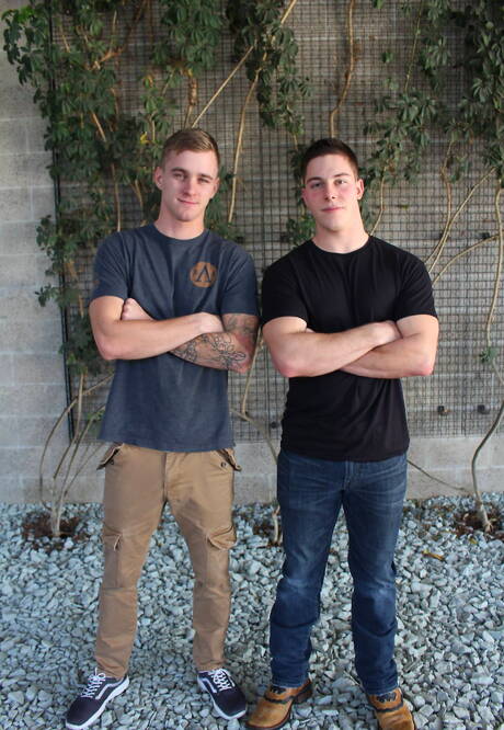 Der amerikanische Pornostar Ryan Jordan und der junge Micky Mackenzie haben draußen Analsex