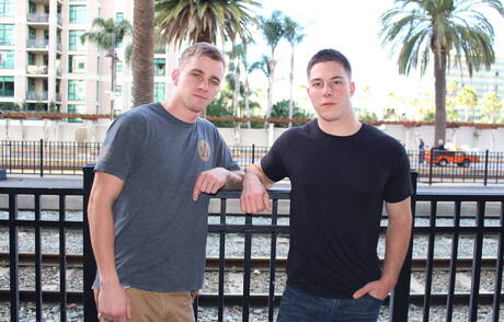 Der amerikanische Pornostar Ryan Jordan und der junge Micky Mackenzie haben draußen Analsex