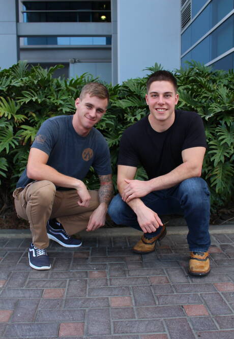 Der amerikanische Pornostar Ryan Jordan und der junge Micky Mackenzie haben draußen Analsex