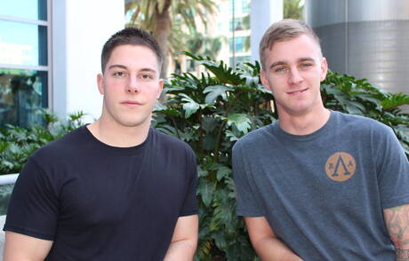 Der amerikanische Pornostar Ryan Jordan und der junge Micky Mackenzie haben draußen Analsex