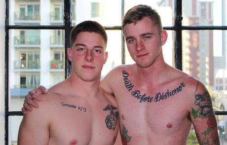 Der amerikanische Pornostar Ryan Jordan und der junge Micky Mackenzie haben draußen Analsex