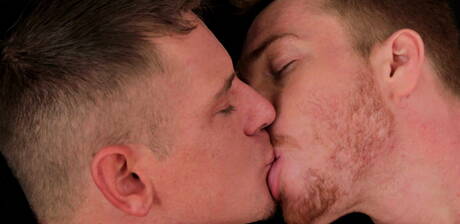 Les Américains Gunner et Dacotah Red se livrent à une action homosexuelle torride