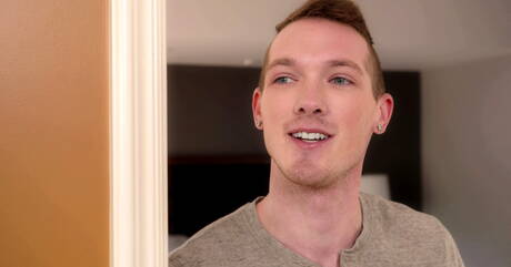 Hübsche amerikanische Jungs, der attraktive Jackson Cooper und der Hengst Spencer Laval lutschen und vögeln sich gegenseitig