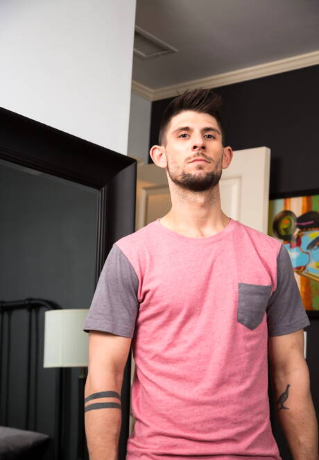 O forte Bronson Mcqueen se despindo e mostrando o bumbum