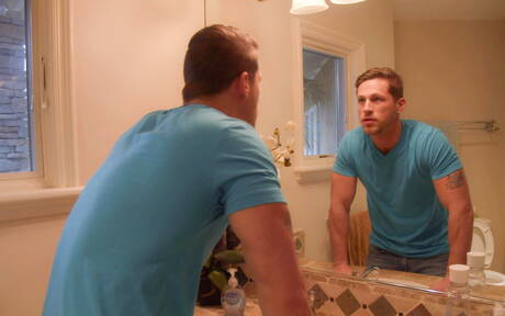 Gorący amerykański chłopak przystojniak Roman Todd i gorący młodzieniec Ryan Jordan uprawiają seks analny z fistingiem w łazience