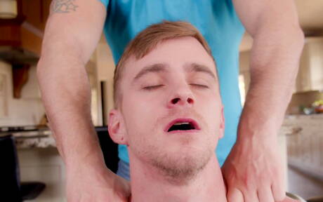 Gorący amerykański chłopak przystojniak Roman Todd i gorący młodzieniec Ryan Jordan uprawiają seks analny z fistingiem w łazience