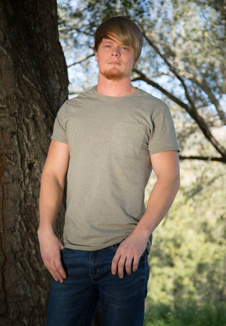 El musculoso John Evans se desnuda y muestra su trasero caliente al aire libre