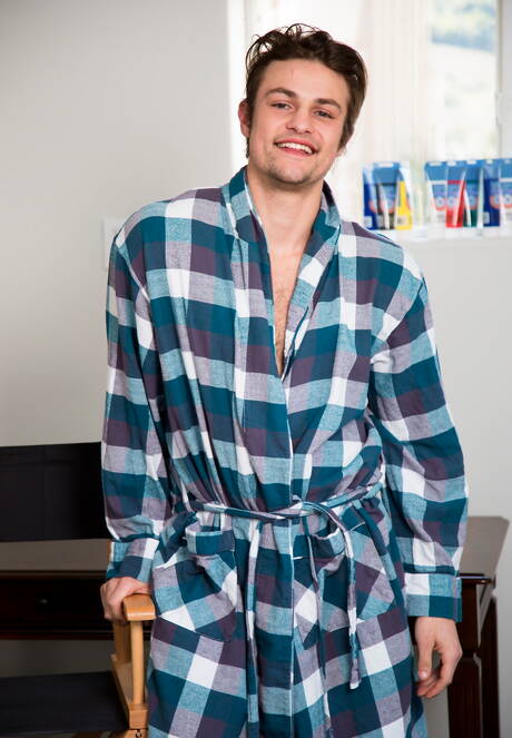 O galã americano Charlie Pattinson e o fortão Cayden Stone fazem sexo anal ao ar livre