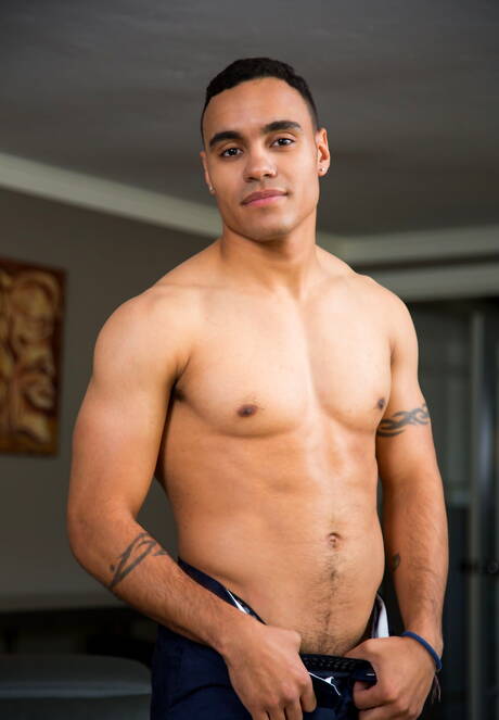 Le star americane Dante Martin e Anthony Moore, entrambi muscolosi, fanno sesso interrazziale in cucina