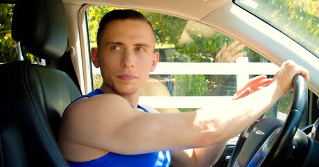 Le beau gosse américain Dante Martin et le beau gosse Adonis Cole ont une scène de couple torride