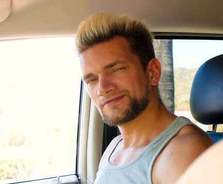 Le beau gosse américain Dante Martin et le beau gosse Adonis Cole ont une scène de couple torride