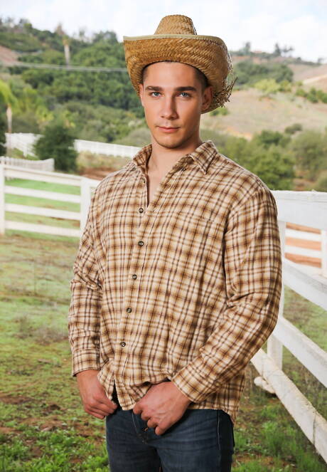 Next Door Studios: Dos americanos cachas Trevor Laster y Spencer Laval se chupan y se follan mutuamente al aire libre