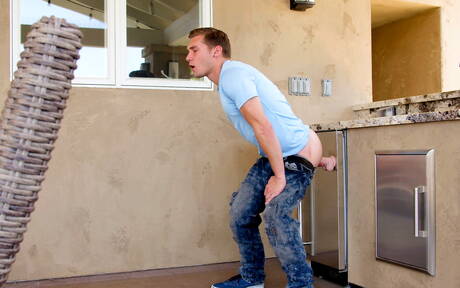 Zwei amerikanische Jungs, der Muskelprotz Johnny Hill und der attraktive Elye Black, haben eine heiße Pärchenszene in der Küche