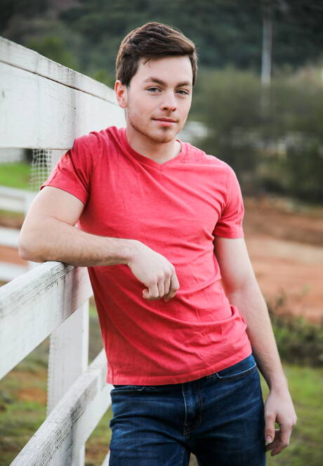 Byk Jaydon Jensen obnaża się i pokazuje tyłek na zewnątrz