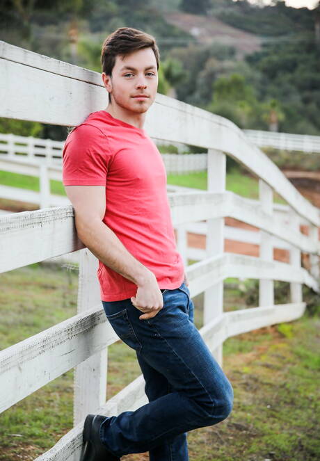 Byk Jaydon Jensen obnaża się i pokazuje tyłek na zewnątrz