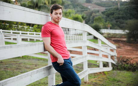 Byk Jaydon Jensen obnaża się i pokazuje tyłek na zewnątrz