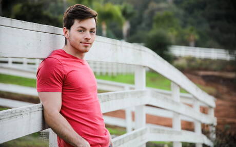 Byk Jaydon Jensen obnaża się i pokazuje tyłek na zewnątrz