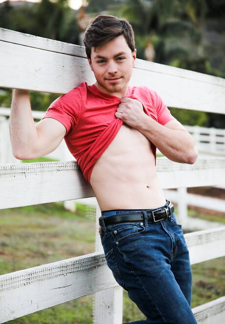 Byk Jaydon Jensen obnaża się i pokazuje tyłek na zewnątrz