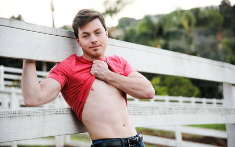 Byk Jaydon Jensen obnaża się i pokazuje tyłek na zewnątrz