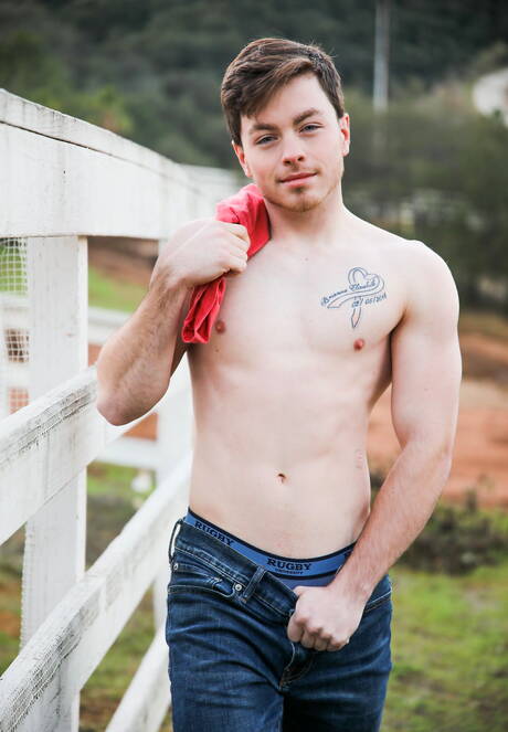 Byk Jaydon Jensen obnaża się i pokazuje tyłek na zewnątrz