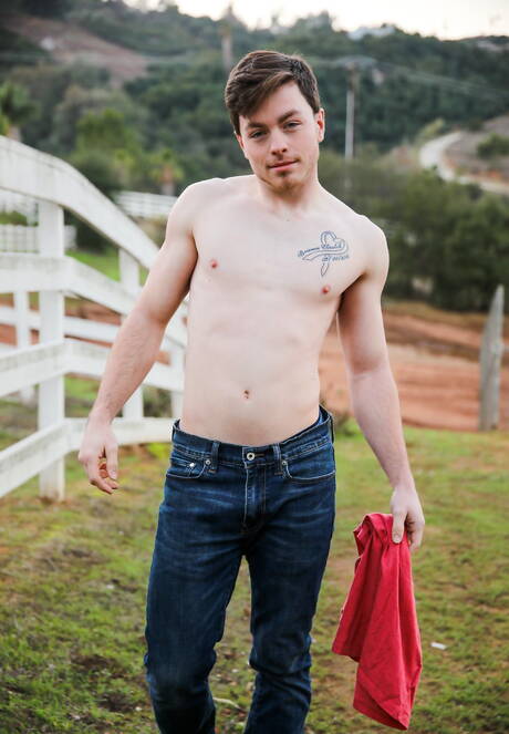 Byk Jaydon Jensen obnaża się i pokazuje tyłek na zewnątrz