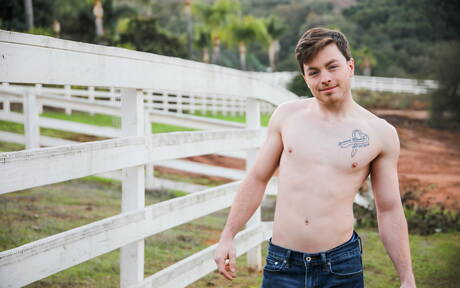 Byk Jaydon Jensen obnaża się i pokazuje tyłek na zewnątrz