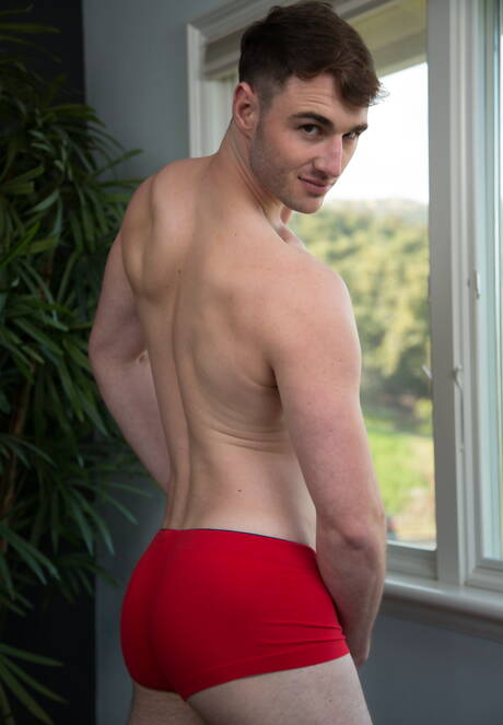 Der britische Strongman Michael Boston und der heiße amerikanische Twink Evan Landers beim harten Analsex