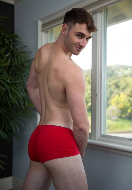 Der britische Strongman Michael Boston und der heiße amerikanische Twink Evan Landers beim harten Analsex