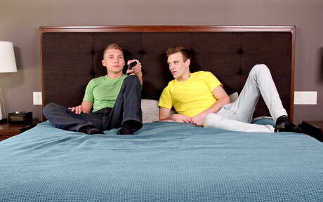 Mili amerykańscy kumple studiują Scotta Finna i siłacza Elye Blacka w gorącym tyłku