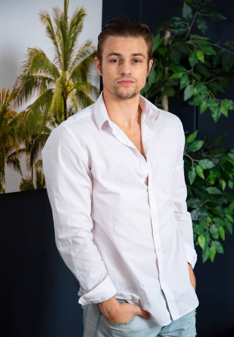 O durão Alex Tanner e o homem forte americano Charlie Pattinson têm uma cena de casal quente