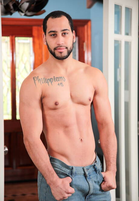 Zwei amerikanische Jungs, der attraktive Markie More und der harte Kerl David Rose lutschen und ficken sich gegenseitig