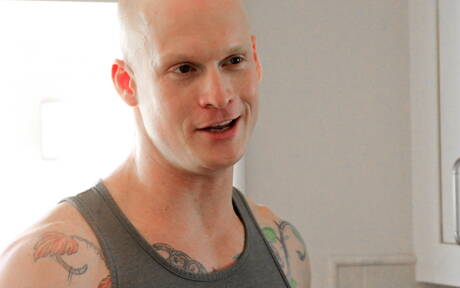 Sexy Amerikaner, der gut gebaute Princeton Price und der attraktive Roman Eros ficken in den Arsch, nachdem sie einen Schwanz gelutscht haben