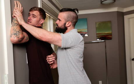 Dwóch amerykańskich facetów, młody Ryan Jordan i krzepki Mathias, kochają się