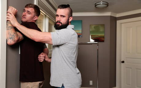 Dwóch amerykańskich facetów, młody Ryan Jordan i krzepki Mathias, kochają się