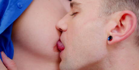 Zwei amerikanische Jungs, der kräftige Kerl Spencer Laval und der starke Mann Quin Quire, in heißer homosexueller Action