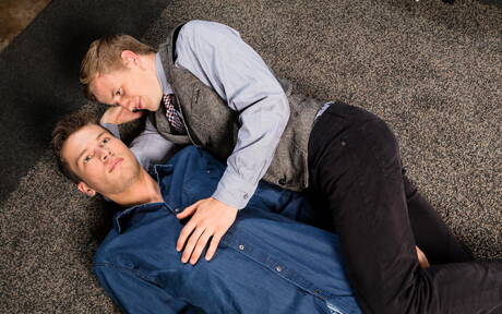 Der nette amerikanische Twink Luke Reed und der schöne Junge Evan Landers ficken nach dem Schwanzlutschen