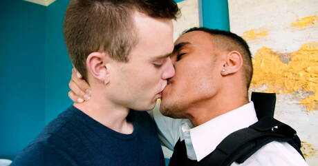 Deux garçons américains, le dur à cuire Scott Finn et le super étalon Anthony Moore dans une action de baise anale torride