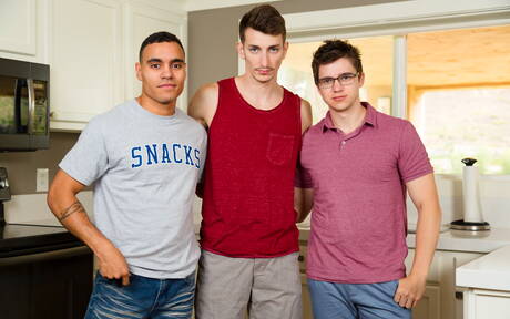 Podnieceni chłopcy Anthony Moore, Will Braun i Michael Jackman w gorącej akcji 3-seksualnego ruchania w kuchni