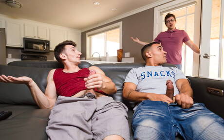 Podnieceni chłopcy Anthony Moore, Will Braun i Michael Jackman w gorącej akcji 3-seksualnego ruchania w kuchni